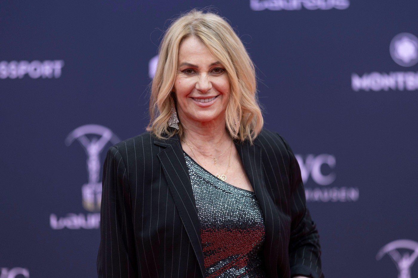 Nadia Comăneci, strălucitoare de Crăciun, într-o rochie aurie, mulată! Mesajul legendei pentru românii ei dragi