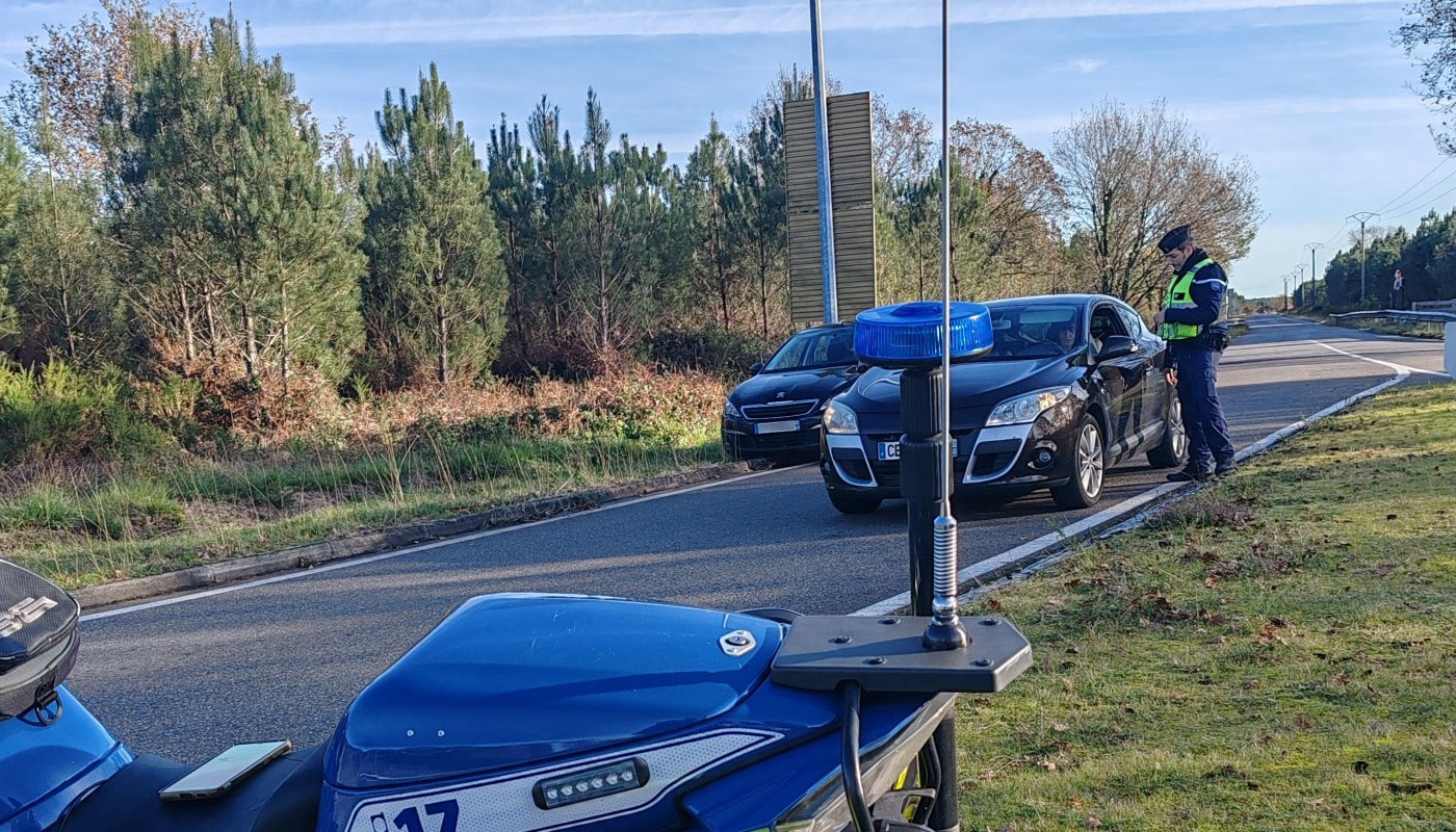 Polițiștii de la rutieră au rămas mască atunci când au văzut cum o Tesla le-a dat radarul peste cap cu 208 km/h. Ce au făcut pe loc