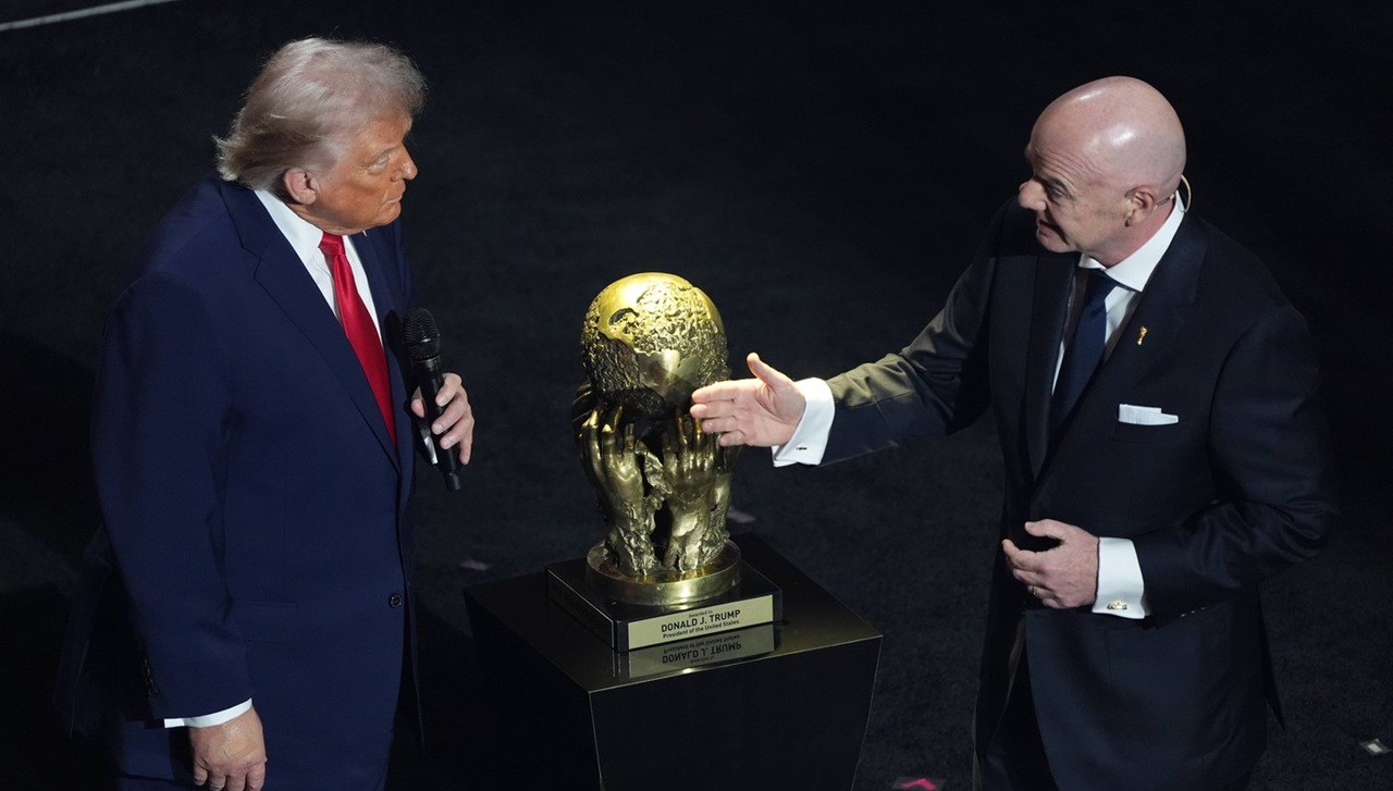 Premiul lui Trump a aruncat în aer tragerea la sorți pentru Cupa Mondială. Președintele FIFA e acuzat că a încălcat regulamentul