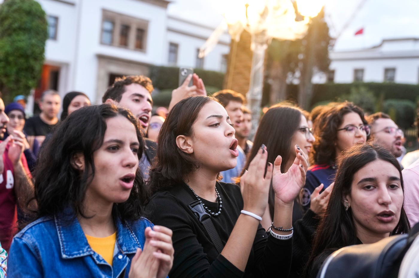Proteste masive împotriva investițiilor în stadioane noi în detrimentul sistemelor de sănătate și educație! Cel puțin 3 morți