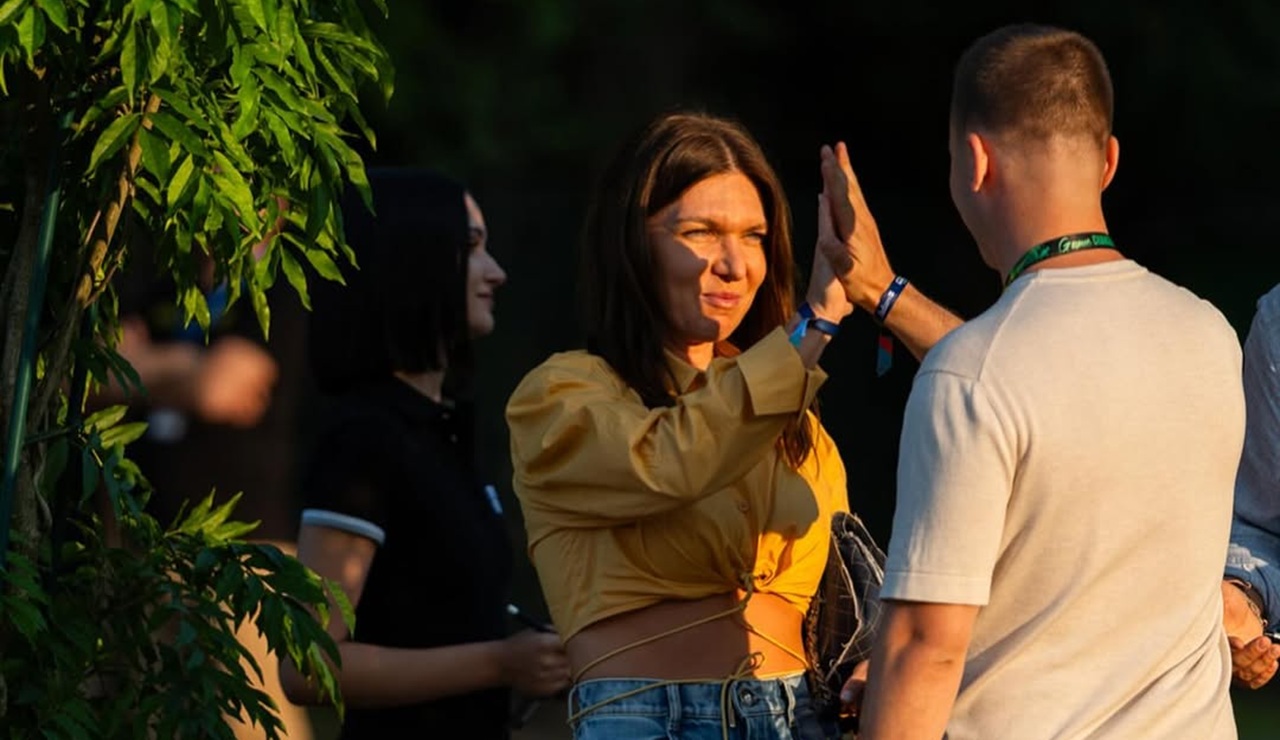 Simona-Halep-ce-aparitie-de-Craciun-cu-abdomenul-la-vedere.jpg