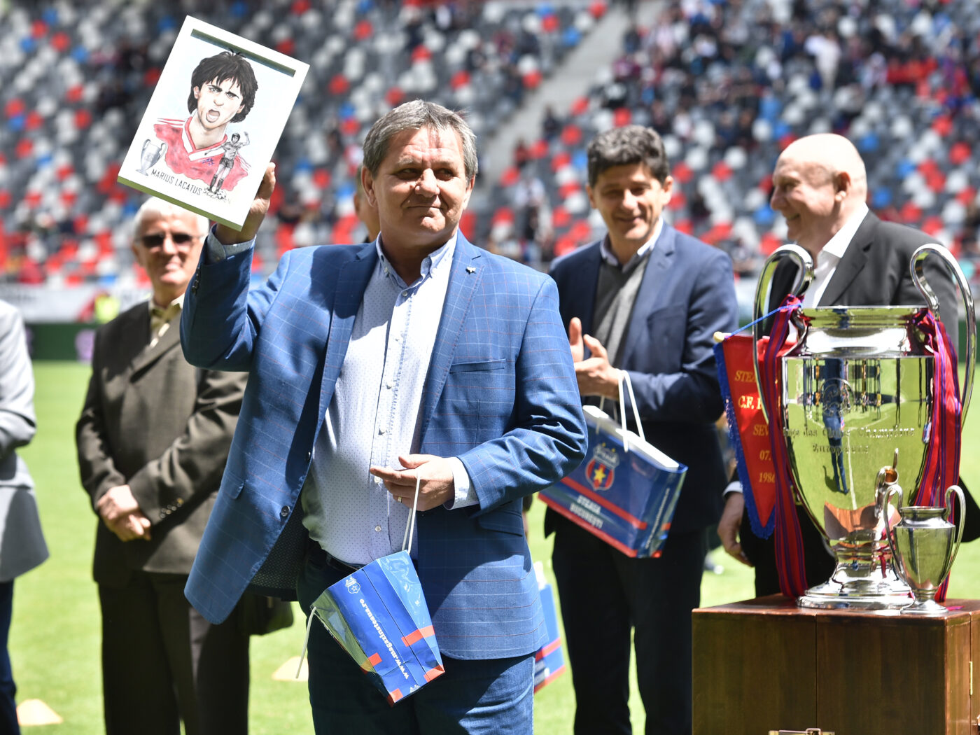Singurul fotbalist din campionat pe care Marius Lăcătuș l-a rugat politicos, chiar pe gazon, să plece din zona lui: „Știa că-l lovesc!”. EXCLUSIV