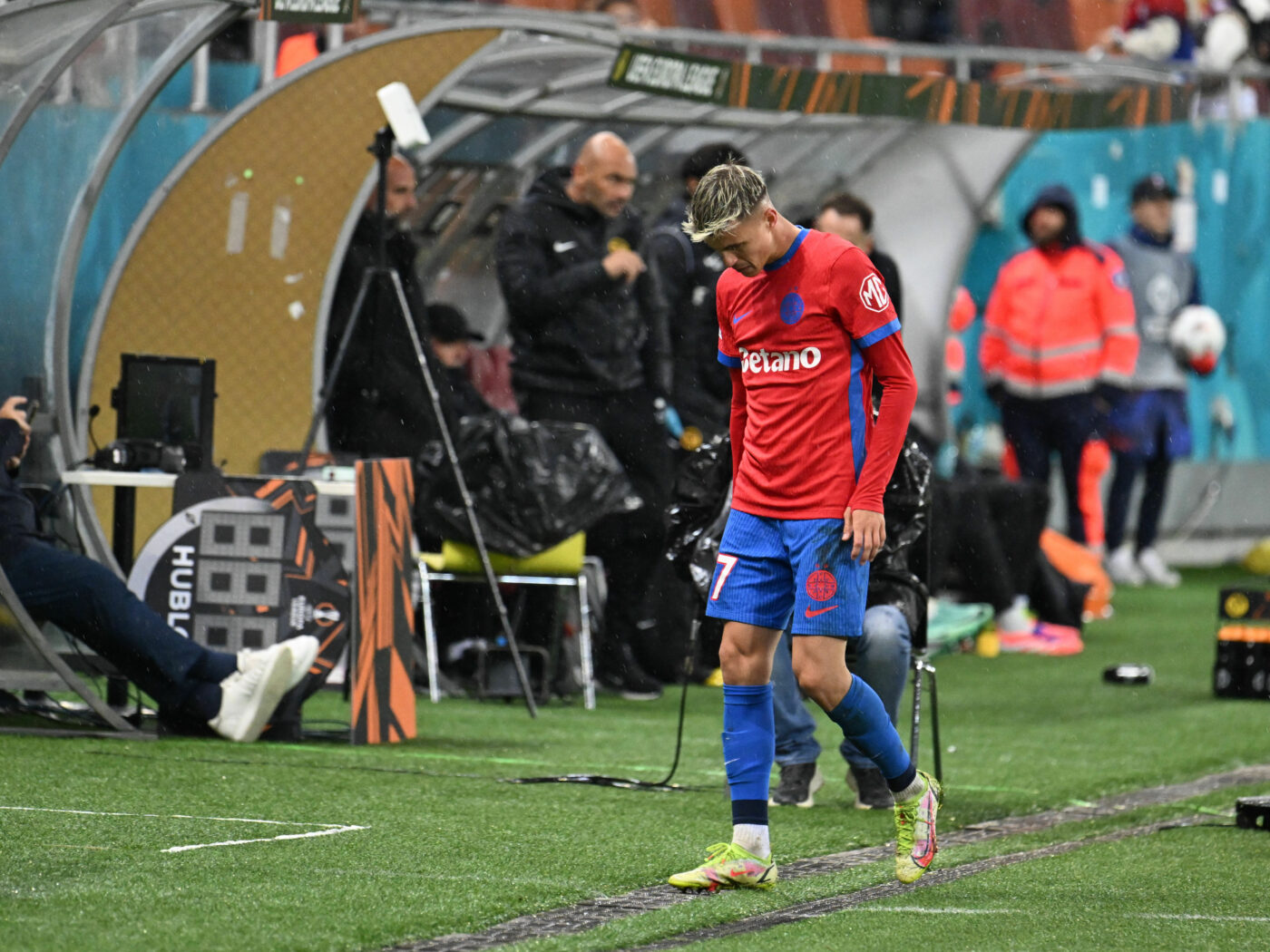 Tavi Popescu și iubita lui, probleme serioase de sănătate. FCSB a trimis urgent un asistent medical: „Ceva rău de tot!”