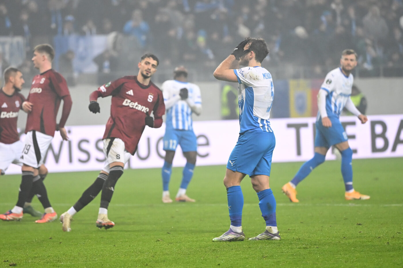 Trei globuri sparte în bradul european din Târgul de Crăciun de la Craiova: penalty ratat Anzor, frică plus lipsă de inspirație Coelho. Calculele calificării din grupa Conference League după 1-2 cu Sparta Praga