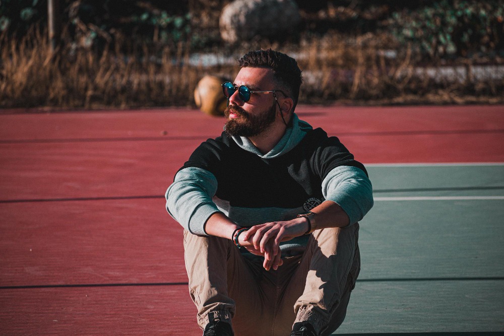 Cum introduci elemente sport în garderobă fără să-ți compromiți stilul – Ghid complet pentru femei și bărbați (P)