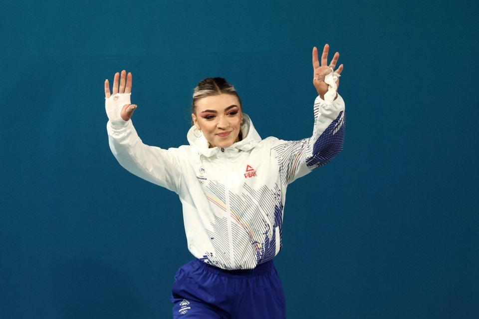 Ce se întâmplă cu maşina primită de Mihaela Cambei de la Ion Țiriac, condusă până acum de tatăl sportivei, care e paznic şi tractorist