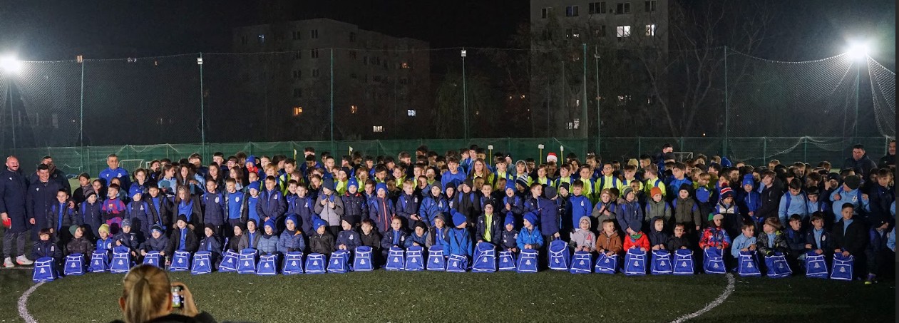 Moș Crăciun a venit la Academia Daco-Getica! 400 de tineri fotbaliști au primit cadouri