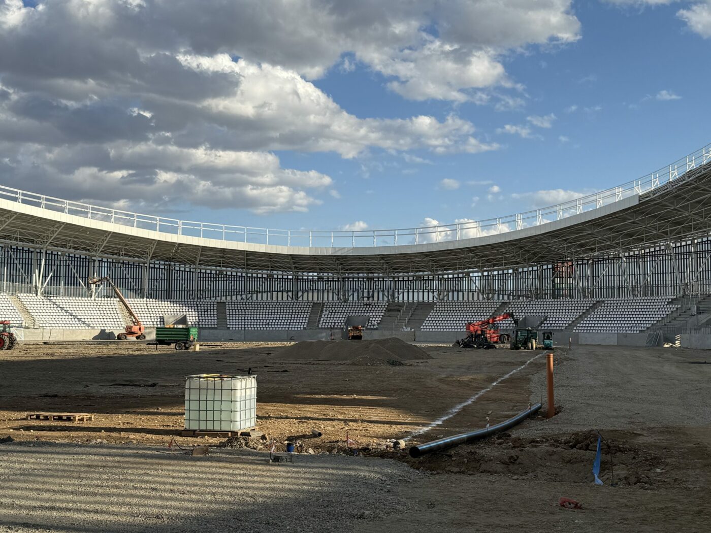 E gata nestemata Dâmboviței, în care s-au băgat 85.000.000 de euro. S-a montat gazonul pe noul stadion superb al României