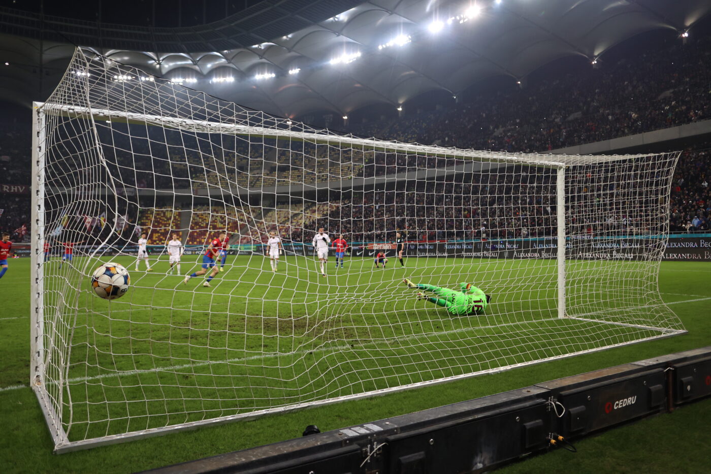 Istvan Kovacs, decizii-cheie în FCSB – Rapid: a dat două penalty-uri, câte unul de echipă, dar nu a acordat un cartonaș roșu spre furia giuleștenilor