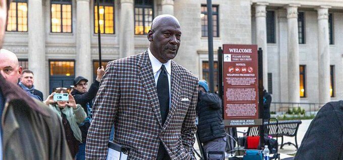 michael-jordan-a-dezvaluit-cea-mai-excentrica-solicitare-pe-care-a-avut-o-vreodata-in-contractele-de-sute-de-milioane-de-dolari-ce-este-clauza-din-dragoste-pentru-joc-e1765034781262.jpeg