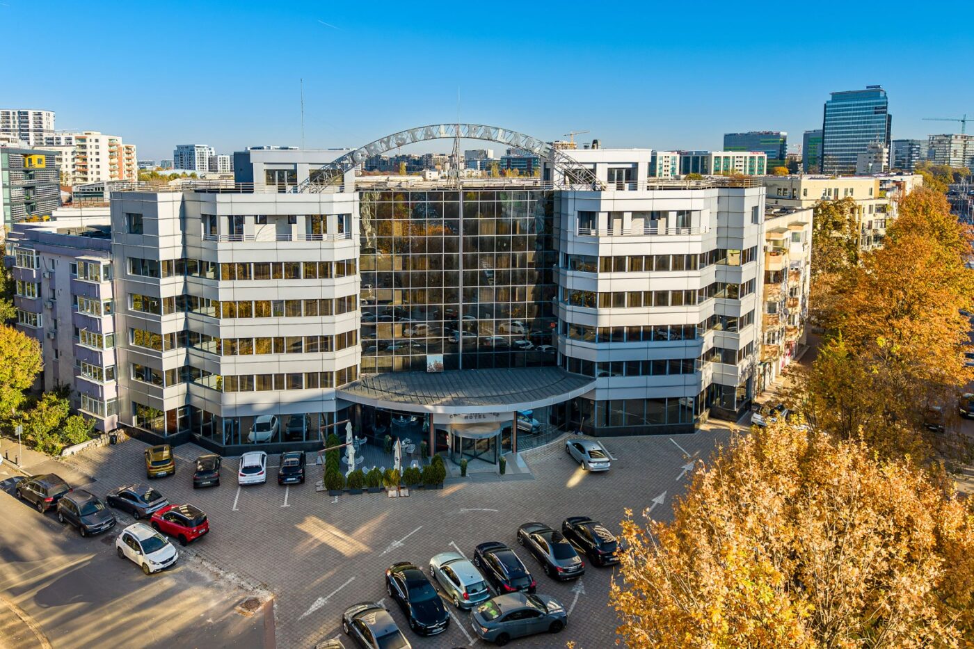 Ilustrație: Evoluții recente în competiții - Miliardarii spanioli au făcut oferta pentru hotelul lui Dumitru Dragomir! Tunul imobiliar care i-ar aduce multe milioane de euro pensionarului cu avere uriaşă (Sport)