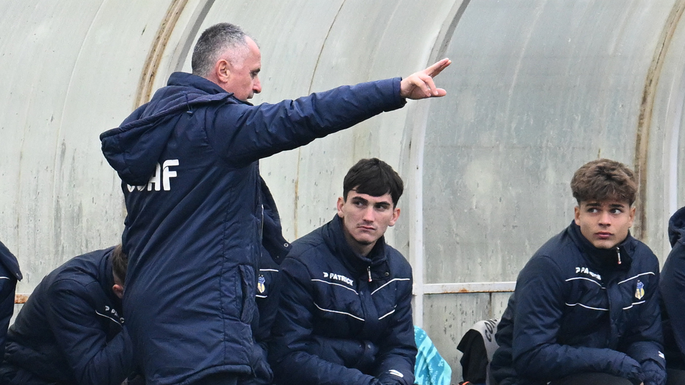 Cel mai longeviv antrenor din România, exploziv după eșecul din ultima etapă a anului! Arbitrul i-a înjurat jucătorii: ”Taci, în m***** mă-tii, că te dau afară!” Nu s-a mai putut controla: ”Ne iau totul pentru astfel de javre de oameni… ordinare?!”
