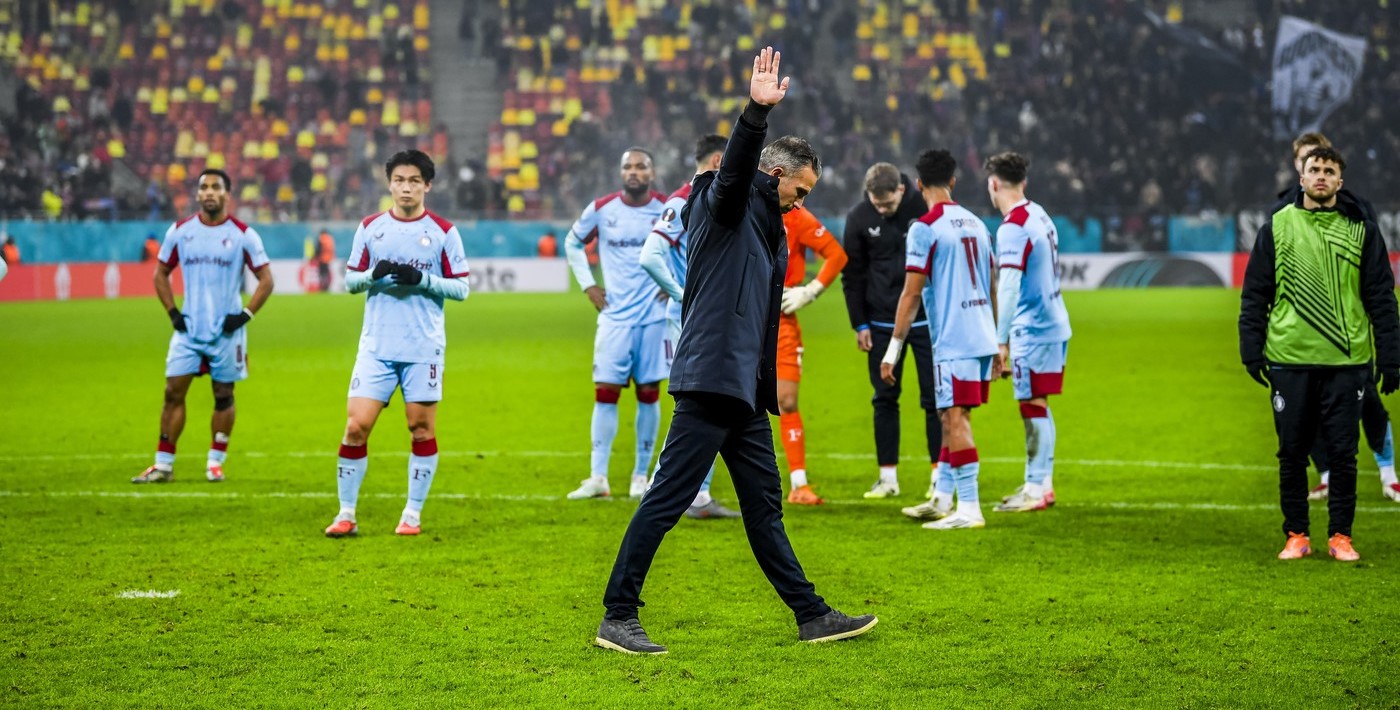 „Pleacă! Esți un clovn!”. Olandezii îi cer demisia imediată lui Van Persie după ruşinea din FCSB – Feyenoord 4-3