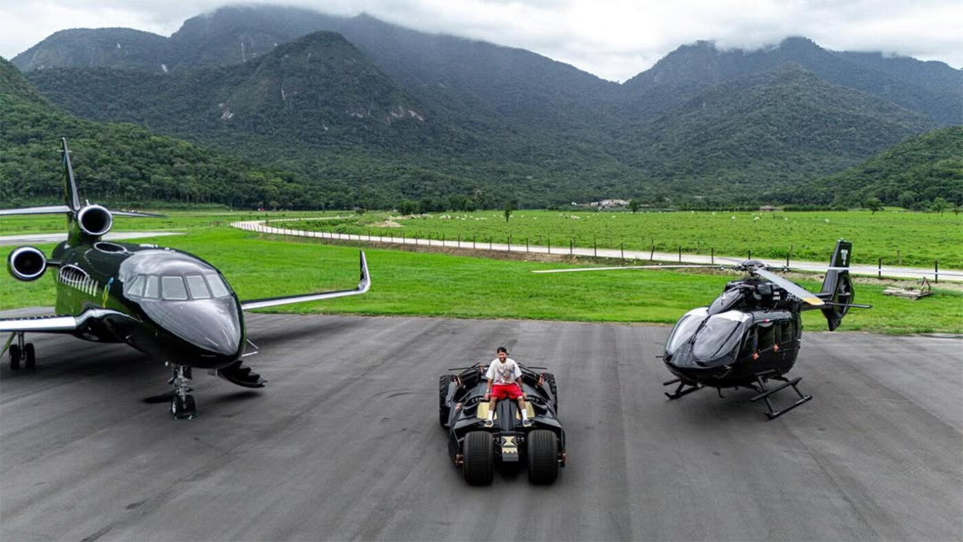 De necrezut! A plătit 60.000.000 de euro pe două vehicule Batman și un avion privat