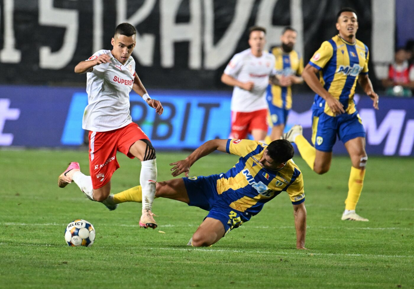 Cătălin Cîrjan n-a mai rezistat și recunoaște: „Ei trei sunt cei mai duri din Superliga!”. Cum arată și topul adversarilor pe care căpitanul lui Dinamo îi apreciază pentru tehnică și viziune. EXCLUSIV