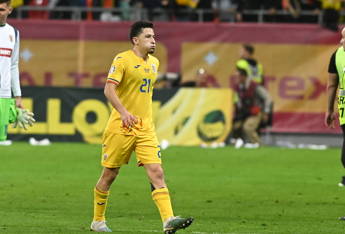 MERCATO Ce surpriză! Fostul atacant FCSB, acum impresar, l-a așteptat pe Olimpiu Moruțan la aeroport înainte de transferul la Rapid