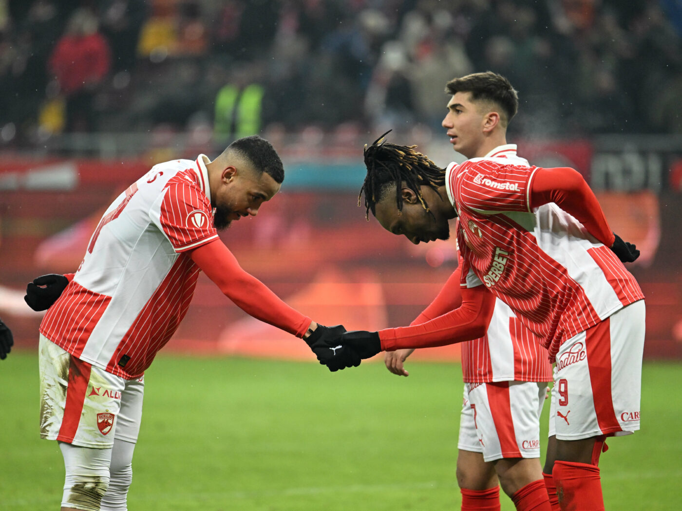 CRONICĂ Cod roșu de titlu la Dinamo după 1-0 cu U Cluj! „Câinii sau oltenii merită și trebuie să fie campioni dacă Superliga s-ar termina mâine și vrem în grupele cupelor europene”