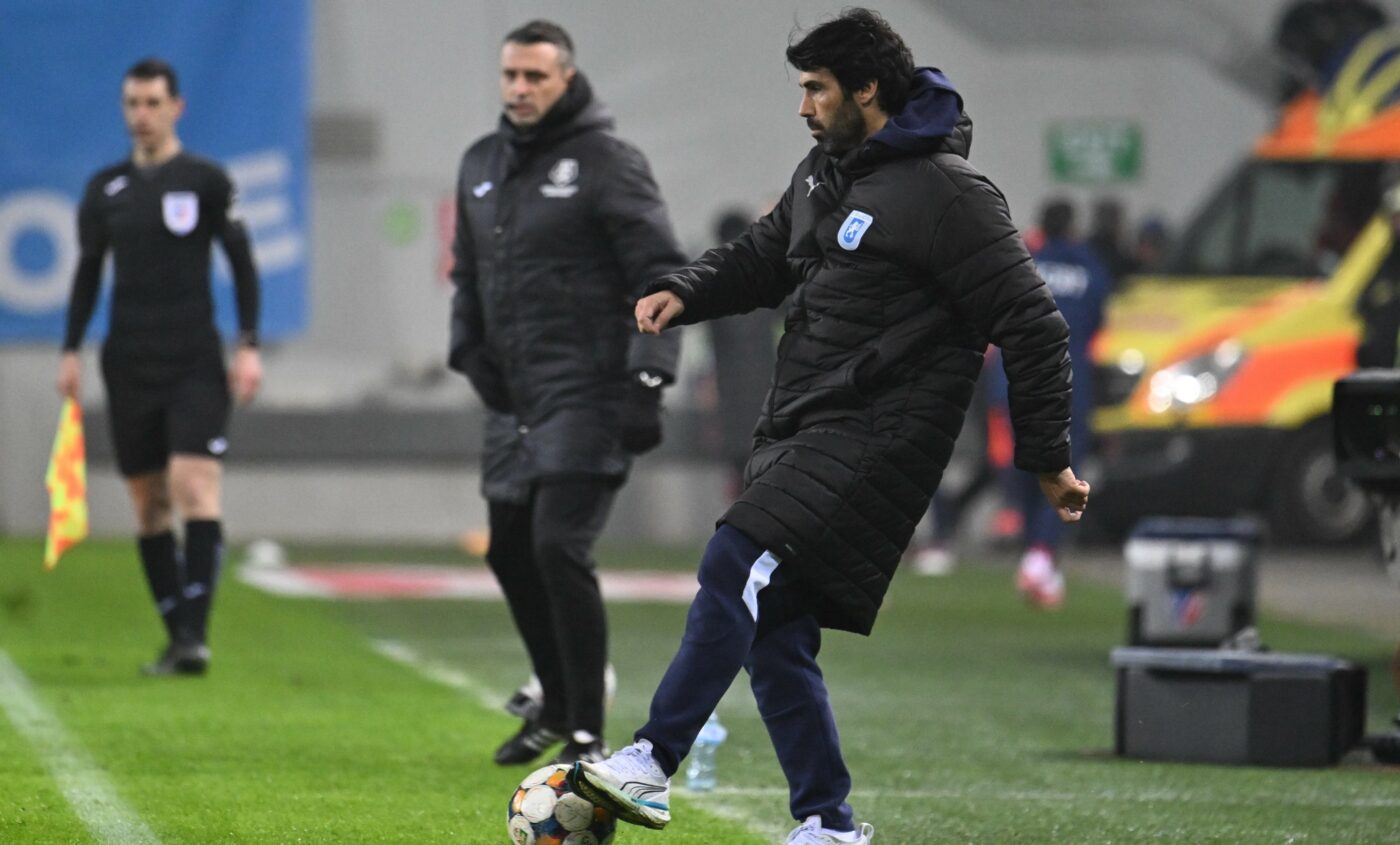 DECLARAȚII Coelho defilează în Superliga, dar se plânge de condiții: „Ne antrenăm pe terenuri artificiale, nu sunt atât de bune”