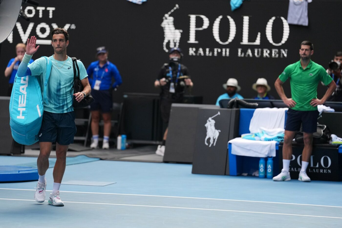 Condus-cu-2-0-la-seturi-Djokovic-avea-bagajele-facute-la-Australian-Open-dar-apoi-a-urmat-socul-„Extrem-de-norocos-1400x933.jpg