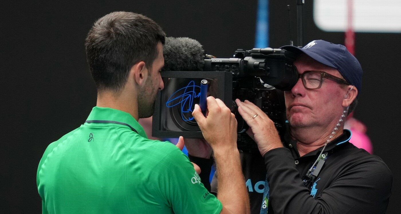 Cui-i-a-fost-adresat-mesajul-ironic-scris-de-Novak-Djokovic-pe-camera-de-filmat-dupa-ce-l-a-eliminat-pe-Jannik-Sinner-e1769798924776.jpg