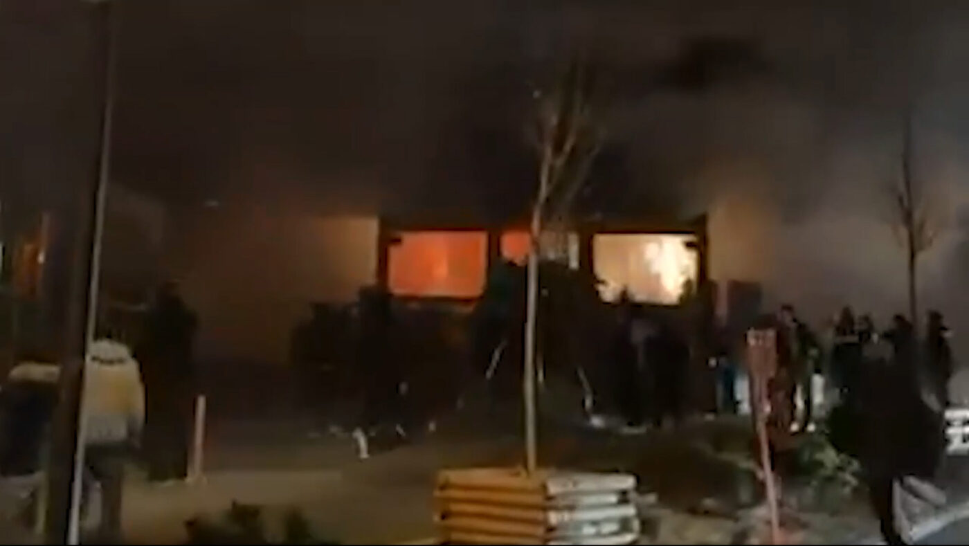Cum au scăpat o tânără și cei 15 prieteni ai ei de tragedia din barul La Constellation, unde e clientă fidelă de 2 ani: „Sunt în stare de șoc”