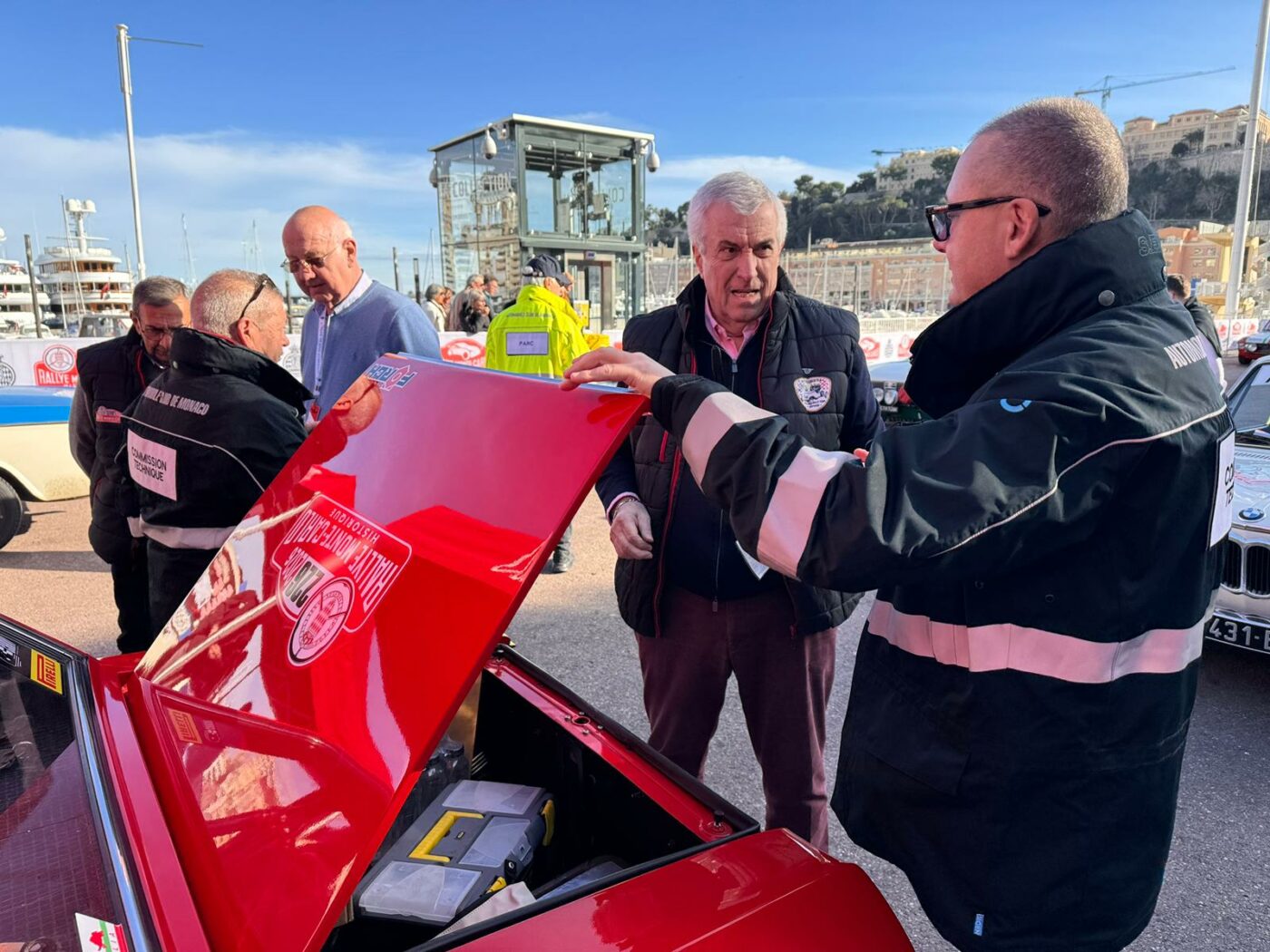 VIDEO Echipajele românești, gata de start la Raliul Monte-Carlo Istoric 2026. Verificările tehnice au avut loc la Monte Carlo