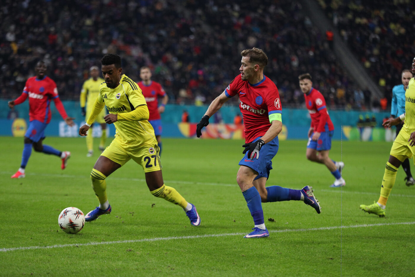 „A fost bătaie pe tunel?”. Reacția lui Darius Olaru despre scandalul între jucători la vestiare în pauza meciului FCSB – Fenerbahce