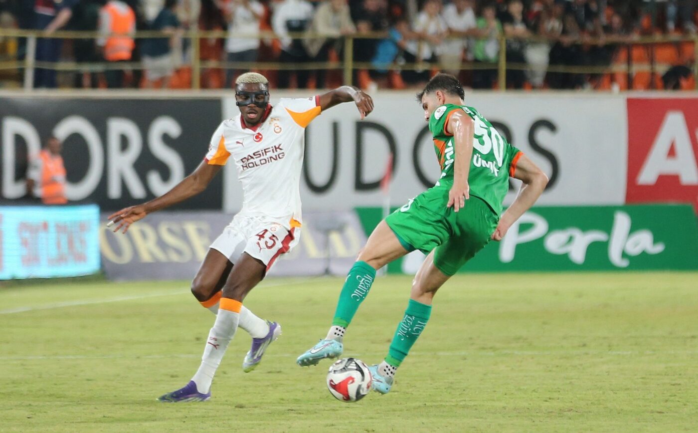 Galatasaray-e-gata-sa-dea-lovitura-cu-transferul-fotbalistului-roman.-Pretul-cerut-7.000.000-de-euro-e1767878352807.jpg