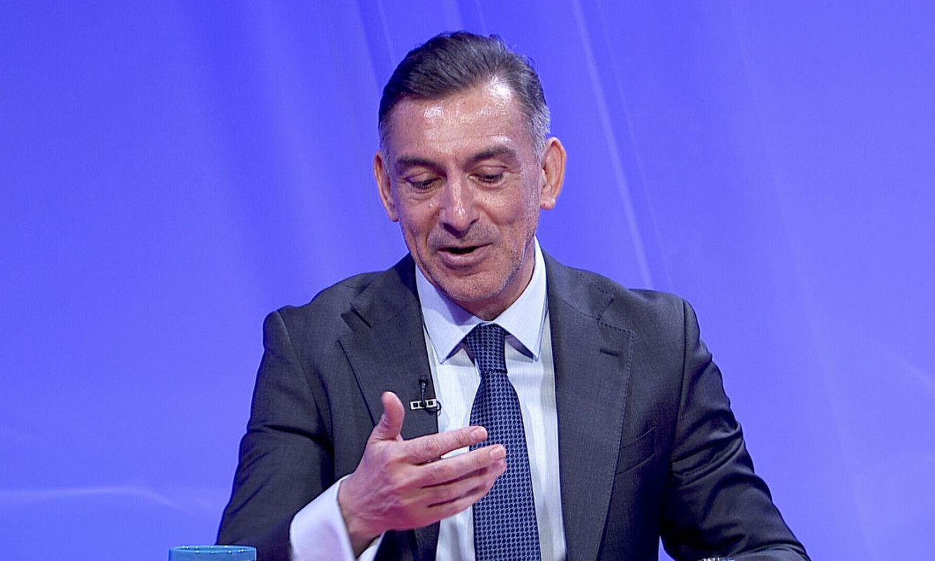 Ilie-Dumitrescu-dat-pe-spate-de-noua-„tripleta-de-aur-din-Giulesti.-Transfer-extraordinar.jpg