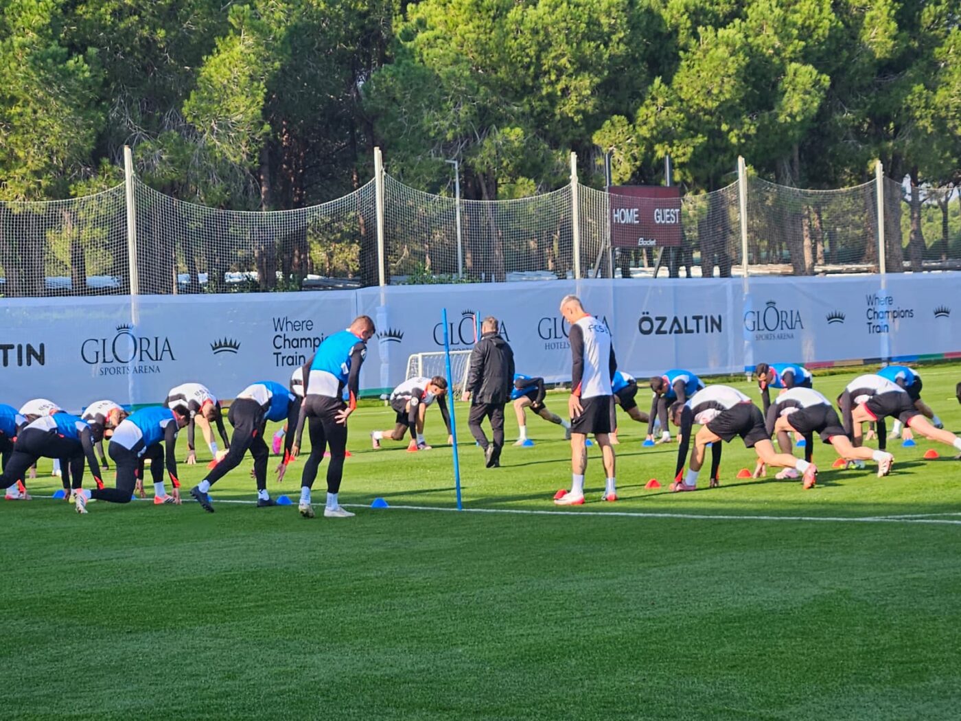 Imaginile momentului din cantonamentul din Turcia al celor de la FCSB! Chiricheș și Alibec, luați la „prelucrat” de Thomas Neubert