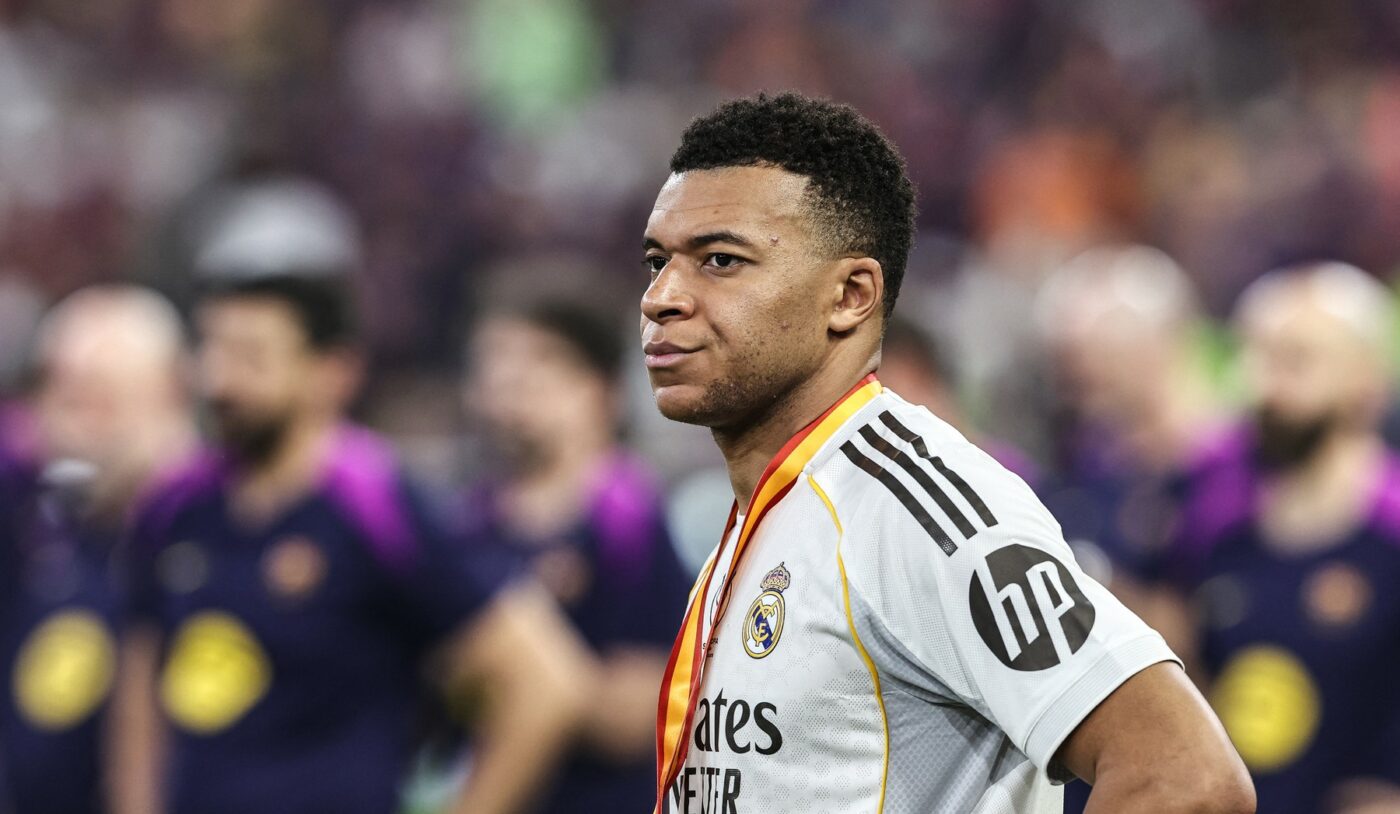 Kylian-Mbappe-a-aprins-internetul-dupa-gestul-nesportiv-de-la-finalul-Barcelona-Real-Madrid-3-2-Ce-explicatie-a-oferit-clubul-de-pe-„Santiago-Bernabeu-e1768206282644-1400x814.jpg