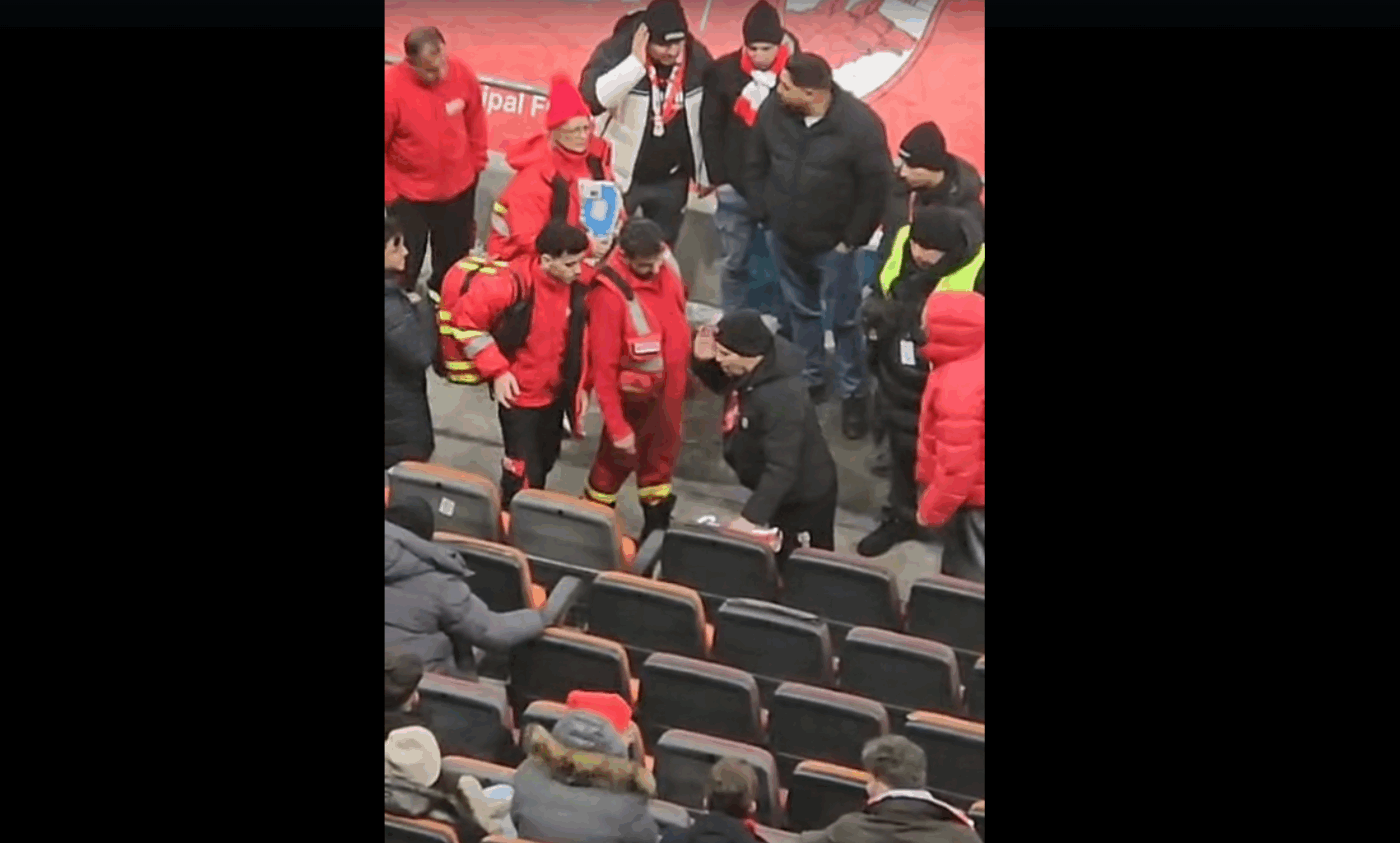 VIDEO Momente de panică înainte de Dinamo – U Cluj! Un cunoscut suporter al „câinilor” a alunecat pe gheață și s-a lovit la cap