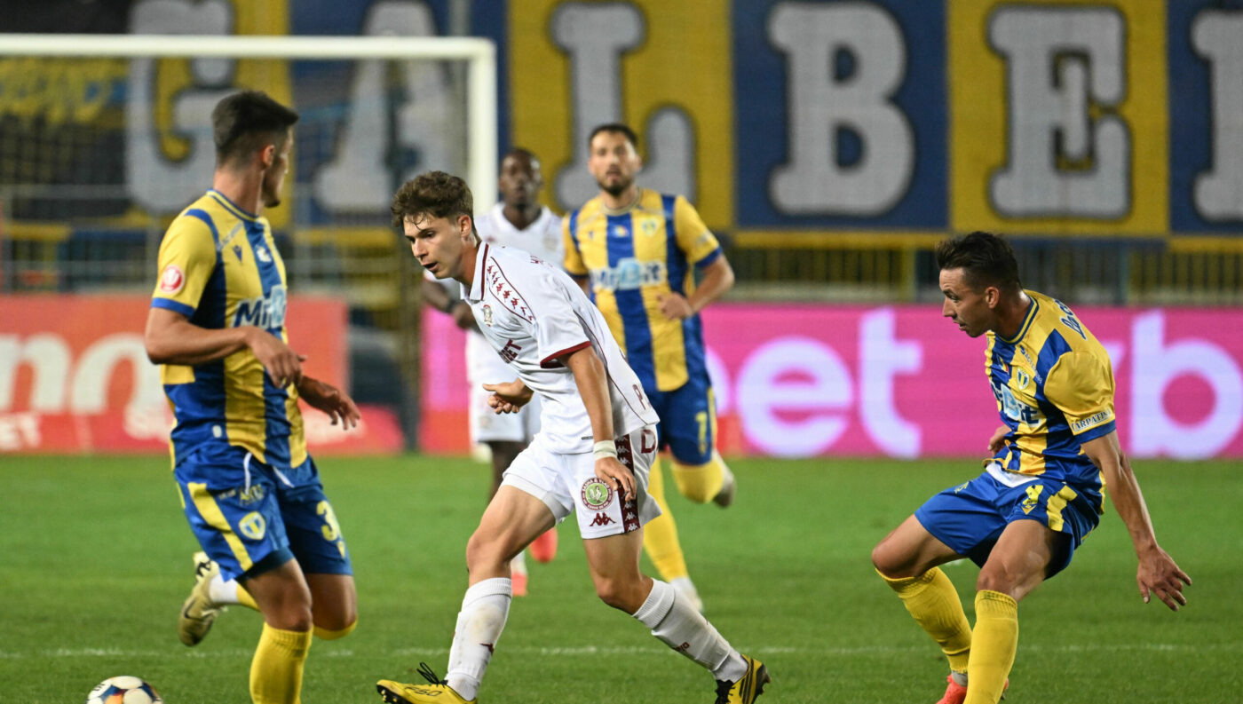 EXCLUSIV Motivul neașteptat pentru care Petrolul și Rapid nu reușesc să parafeze schimbul de fotbaliști pentru care discută de la începutul anului