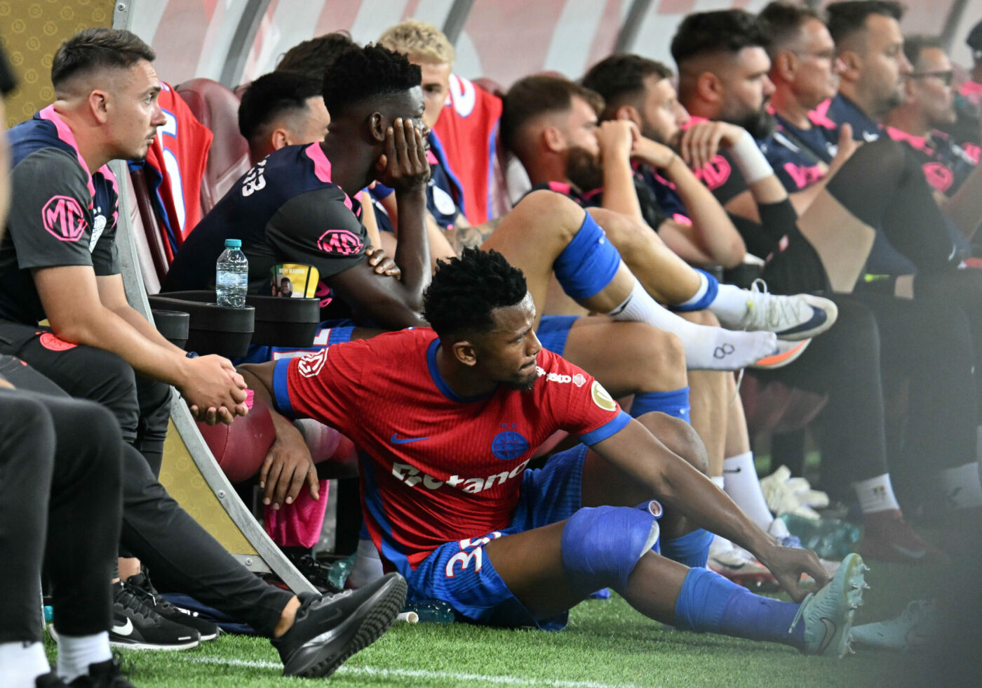 Nimeni nu mai înțelege nimic. Fostul jucător de la FCSB a fost dat afară, dar antrenorul îl laudă: „Fotbalist bun”