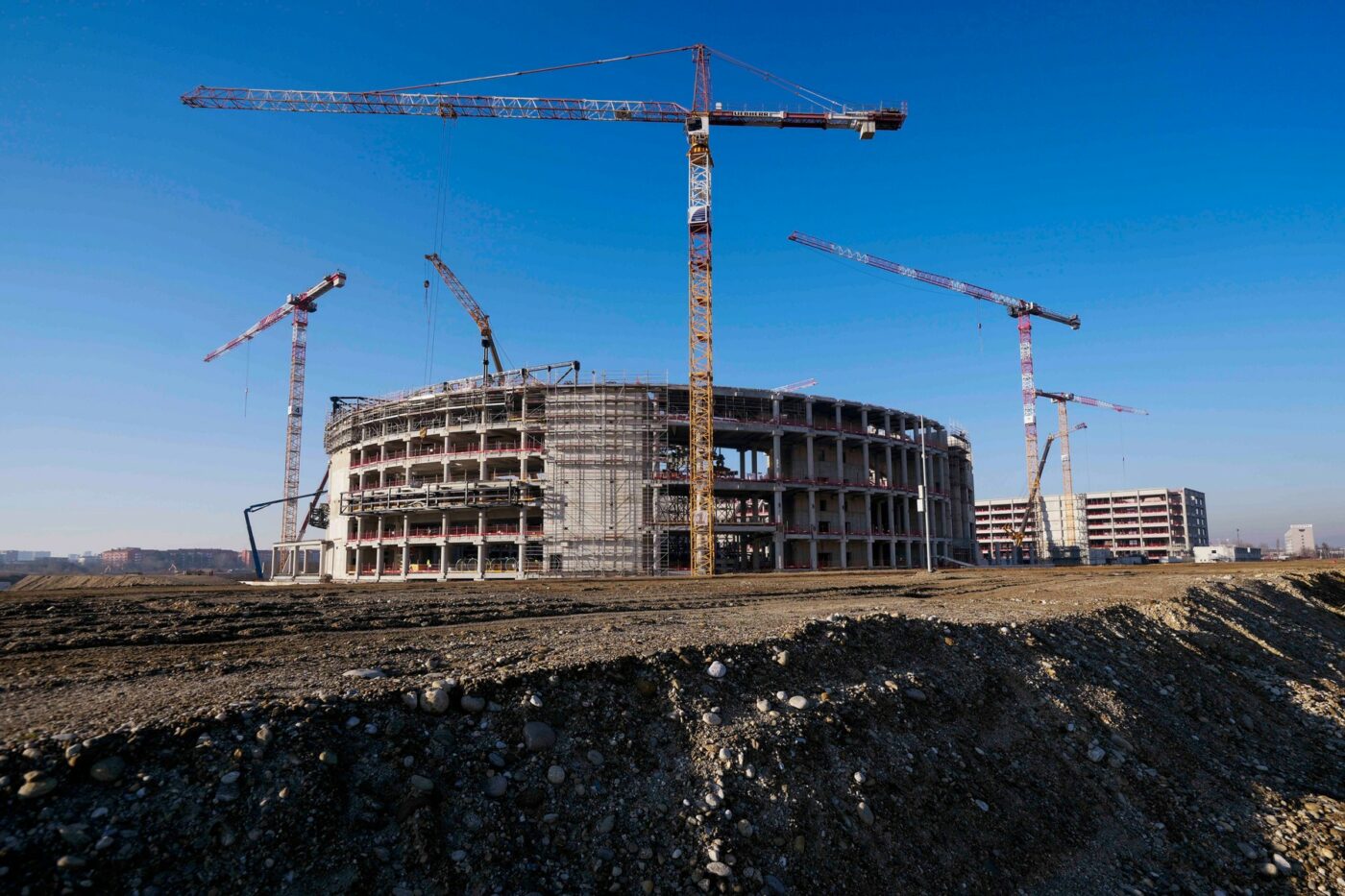 Panica-la-Milano.-Constructia-arenei-de-hochei-pentru-Jocurile-Olimpice-e-in-mare-intarziere-1400x933.jpg