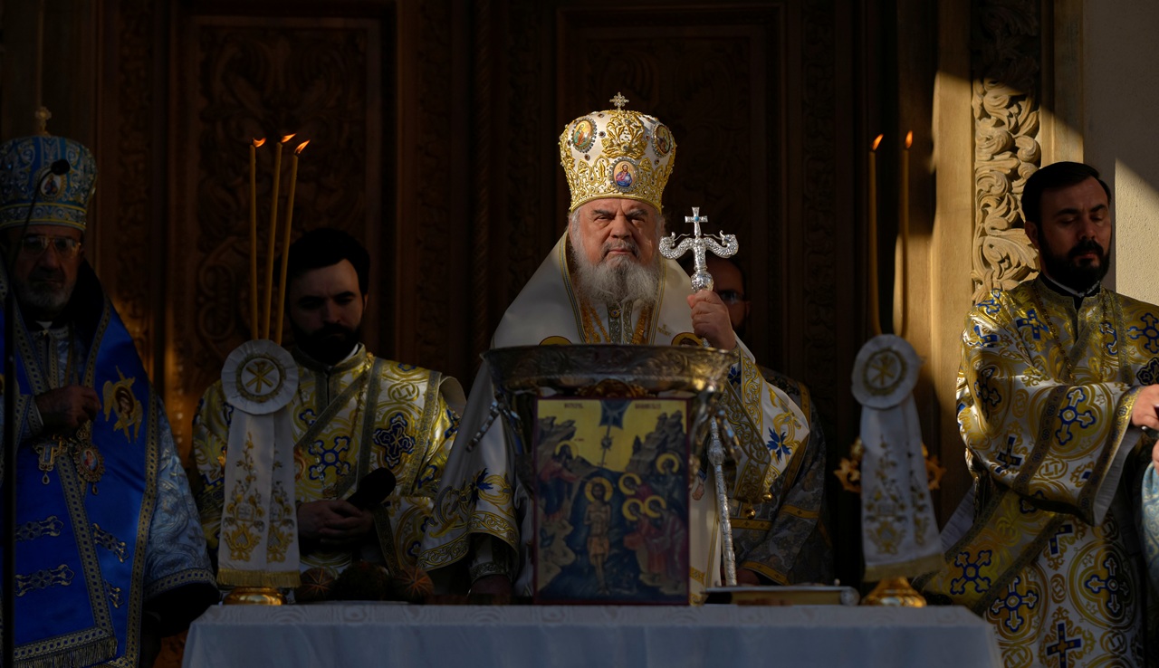 Patriarhul-Daniel-atacat-pentru-clopotele-de-la-Catedrala-Neamului-„Minciuna-diavolului.jpg