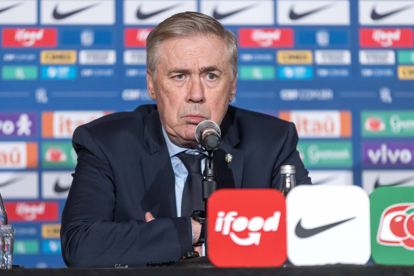 Românul care a jucat la Milan, dar a ajuns paznic la aeroport l-a luat la mișto pe Ancelotti pe internet: „Te pup Carleto. Mai ții minte asta?”