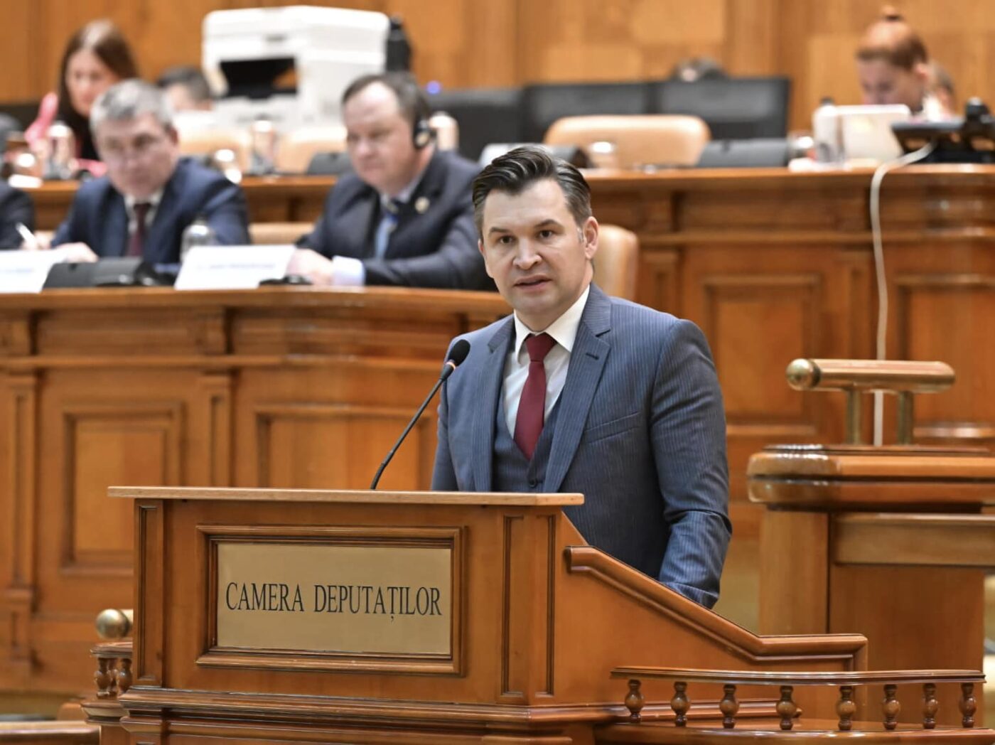 Scandal național cu Legea 4: „Proiectul Paraschiv e o fițuică populistă, propun înăsprirea sancțiunilor într-o lege a tuturor, nu doar a minorității fanilor radicalizați”. Interviu exclusiv cu deputatul Ionuț Stroe