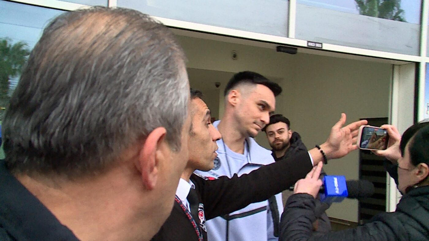 Scandal-pe-aeroport-la-plecarea-lui-Adrian-Sut-de-la-FCSB-Politistii-turci-i-au-bruscat-pe-jurnalistii-romani-1400x788.jpeg
