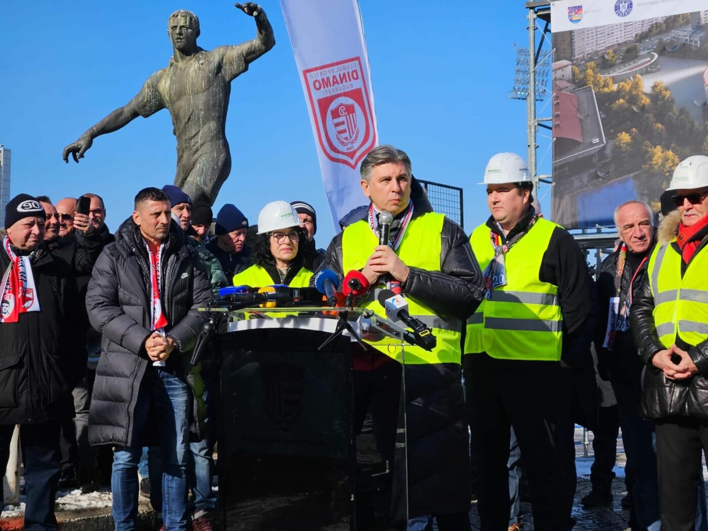 LIVE A început demolarea stadionului Dinamo pentru a face loc „bijuteriei” de 172.000.000 de euro. Toate imaginile din „Ștefan cel Mare”. Lupescu a primit un tricou din partea lui Andrei Nicolescu și Florentin Petre