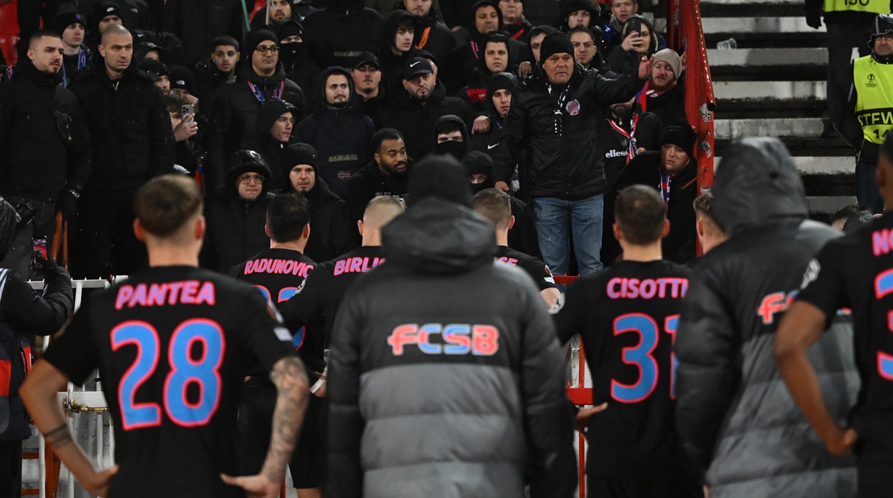 Ultrașii FCSB au vrut să vandalizeze mașinile fotbaliștilor lui Gigi Becali. Reacția lui Gheorghe Mustață