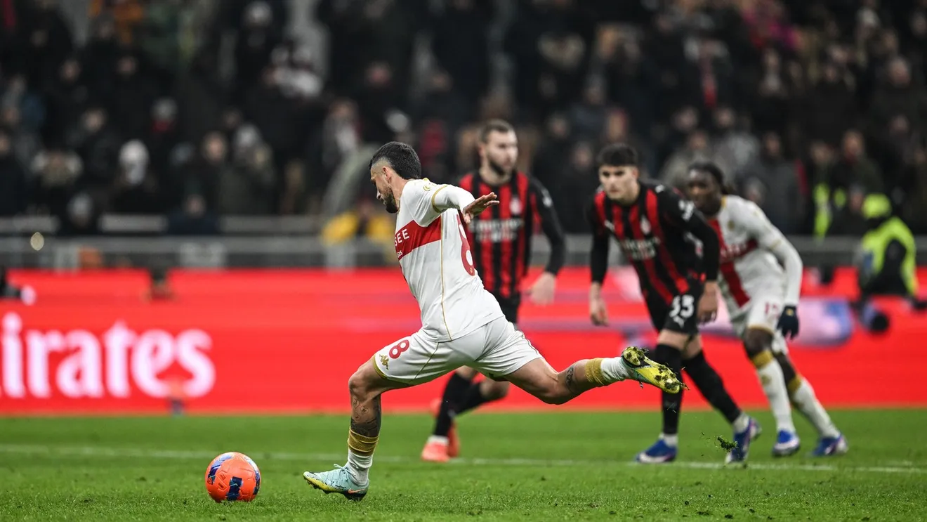 Imagini neverosimile! Pavlovic de la AC Milan a stricat gazonul de la punctul de 11 metri înainte ca Stanciu să rateze penalty-ul