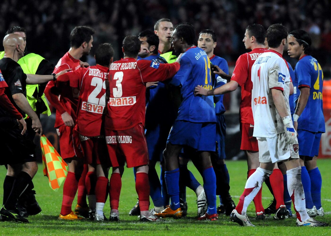 „A venit preotul în cabină!”. Cum au fost puși fotbaliștii echipei din București să jure că nu trântesc meciul