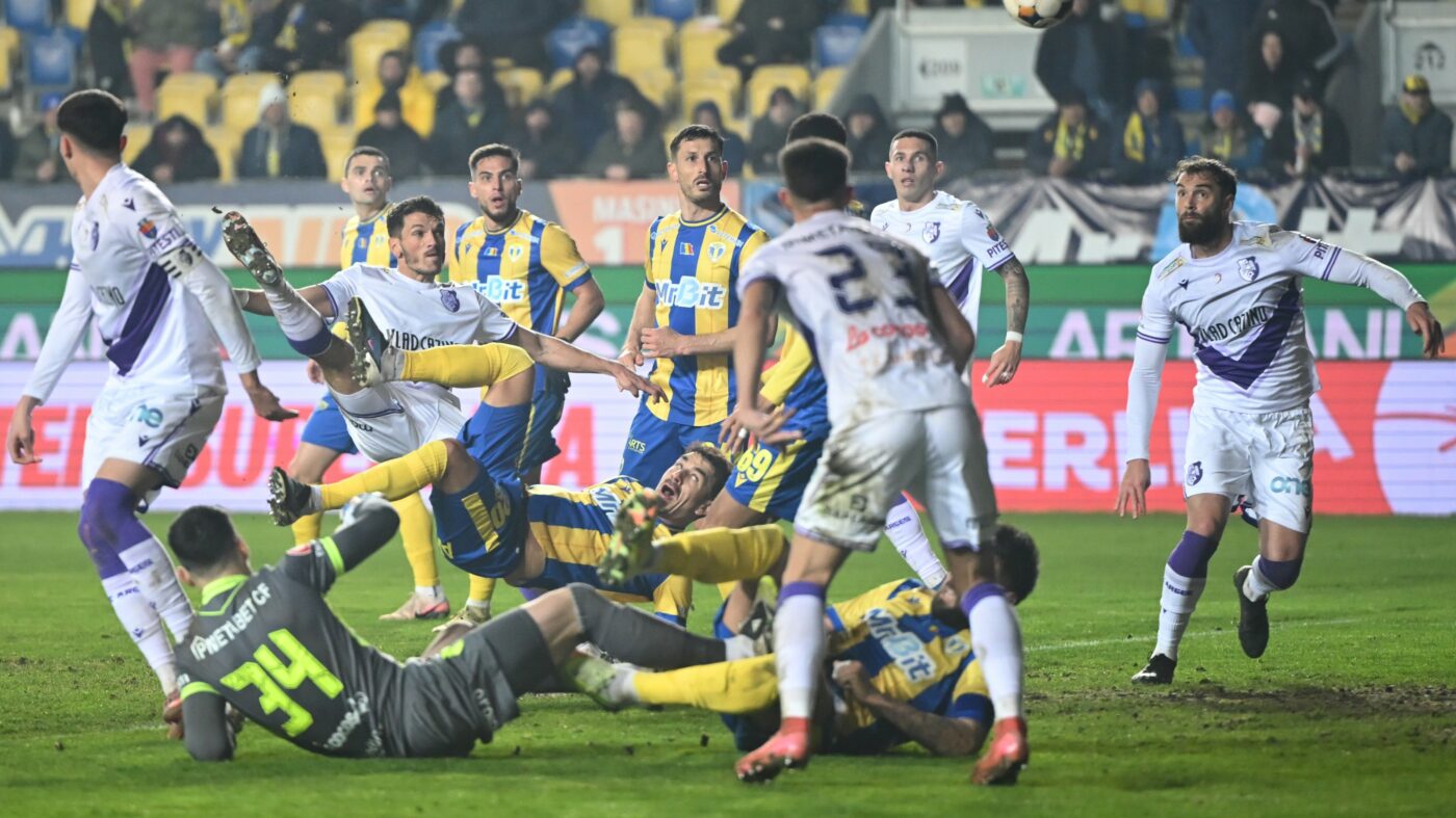DECLARAȚII Ce a fluierat Radu Petrescu şi ce i s-a spus în cască apoi! Un fotbalist a rupt tăcerea: „Eu aşa am înțeles de la el!”