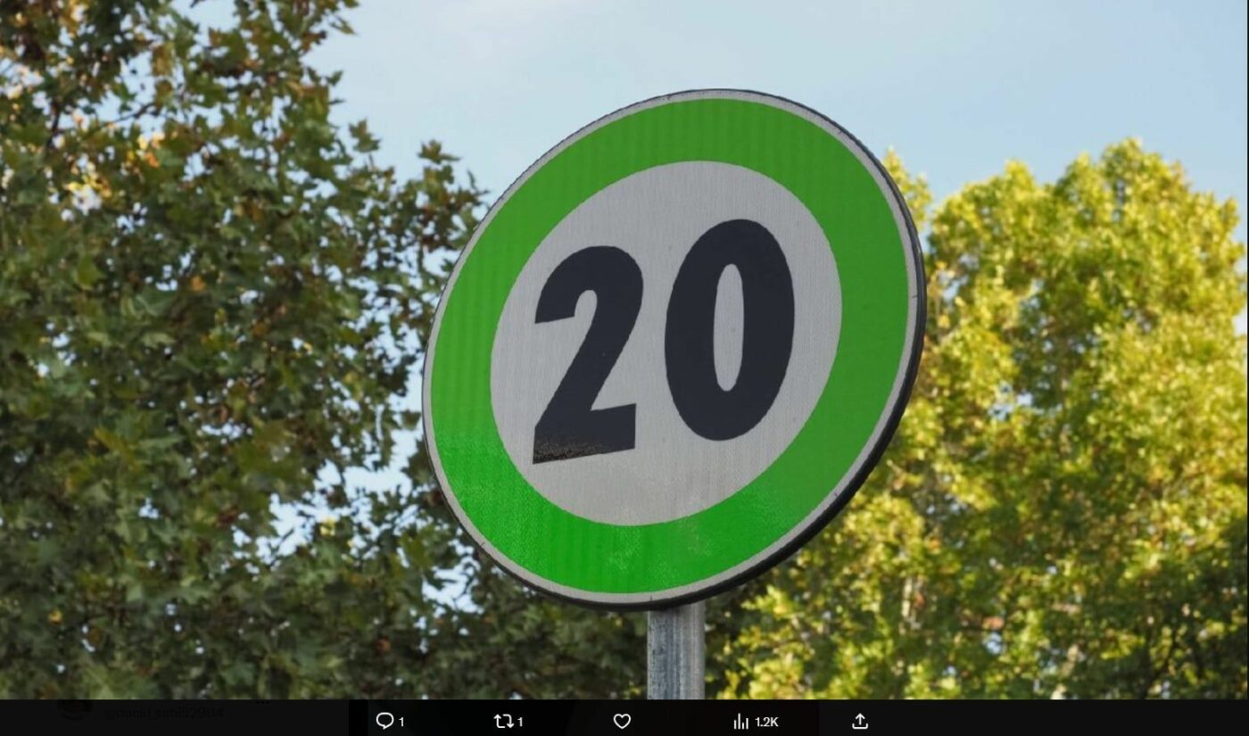 Ce înseamnă semnul verde de circulație pe care șoferii români îl văd tot mai des pe drumurile din Vest
