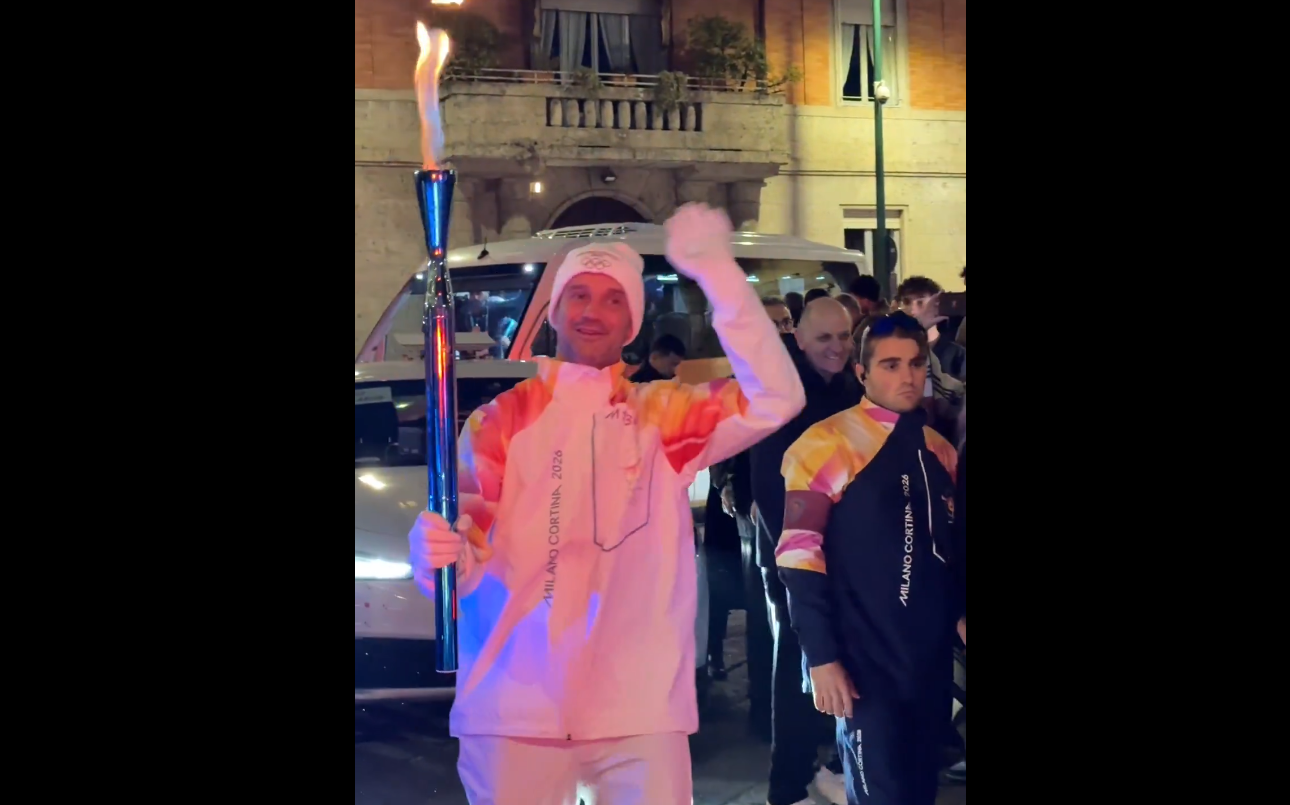 JO CORTINA MILANO 2026 Ce onoare pentru România: Cristi Chivu a purtat flacăra olimpică! Imagini de colecție de la Milano