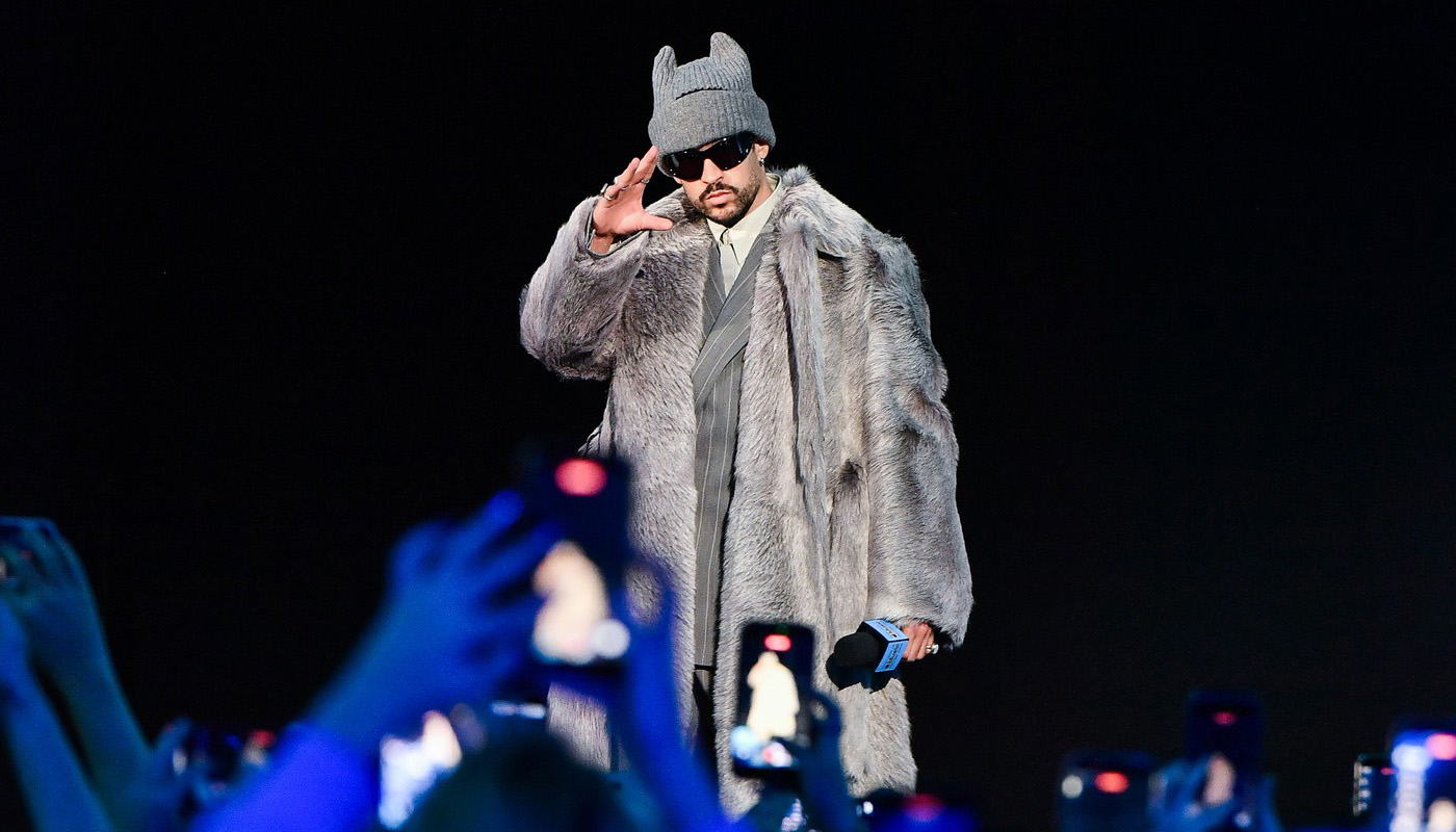 Concertul lui Bad Bunny din pauza Super Bowl, motiv de scandal în SUA. Campioana a sărit în apărarea solistului