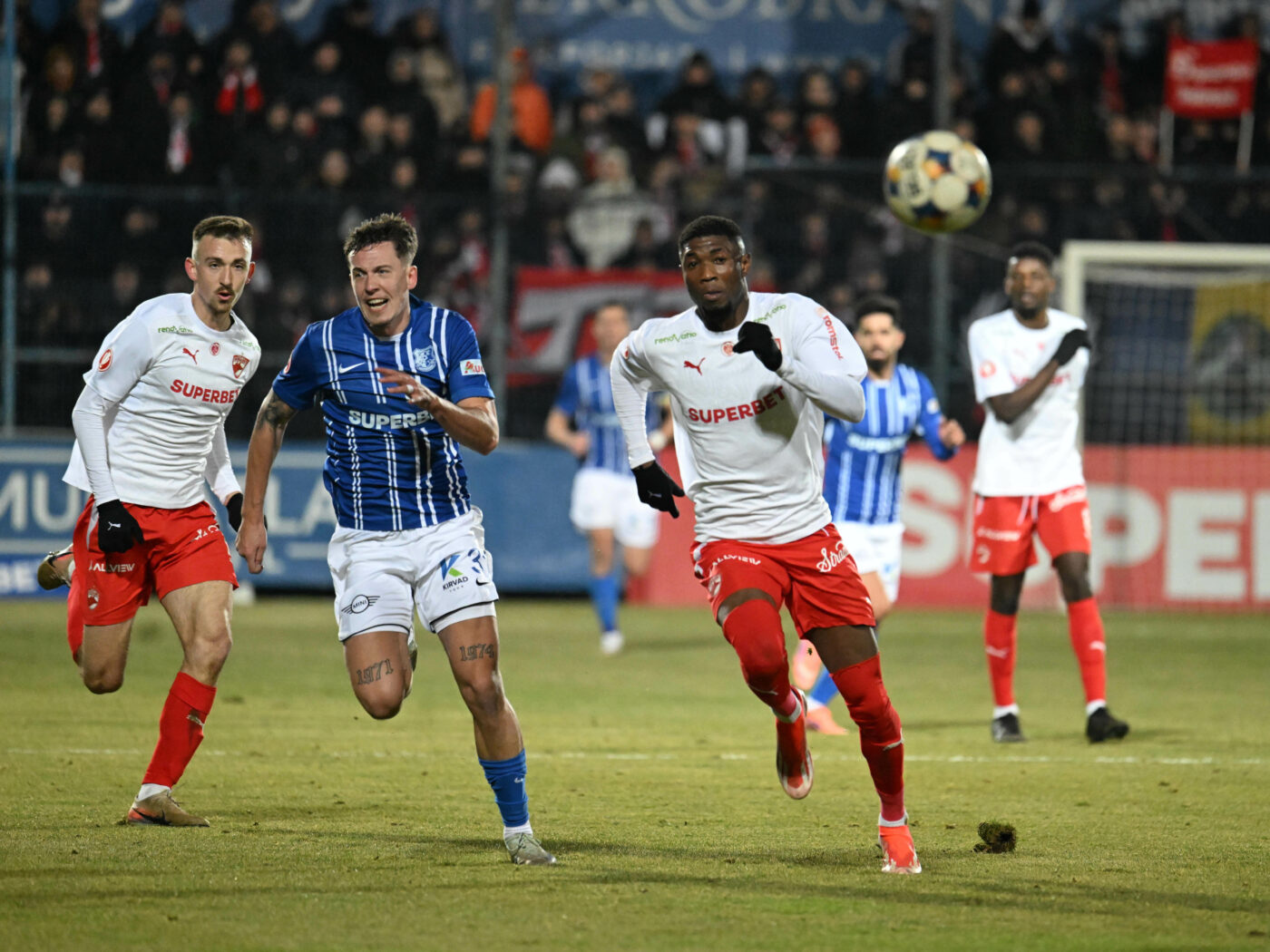 CRONICĂ Victoria băieților cu bagajul la ușă. Dinamo se impune în fața Farului după ce a fost condusă de două ori. Boateng și Alex Pop au adus succesul „câinilor”