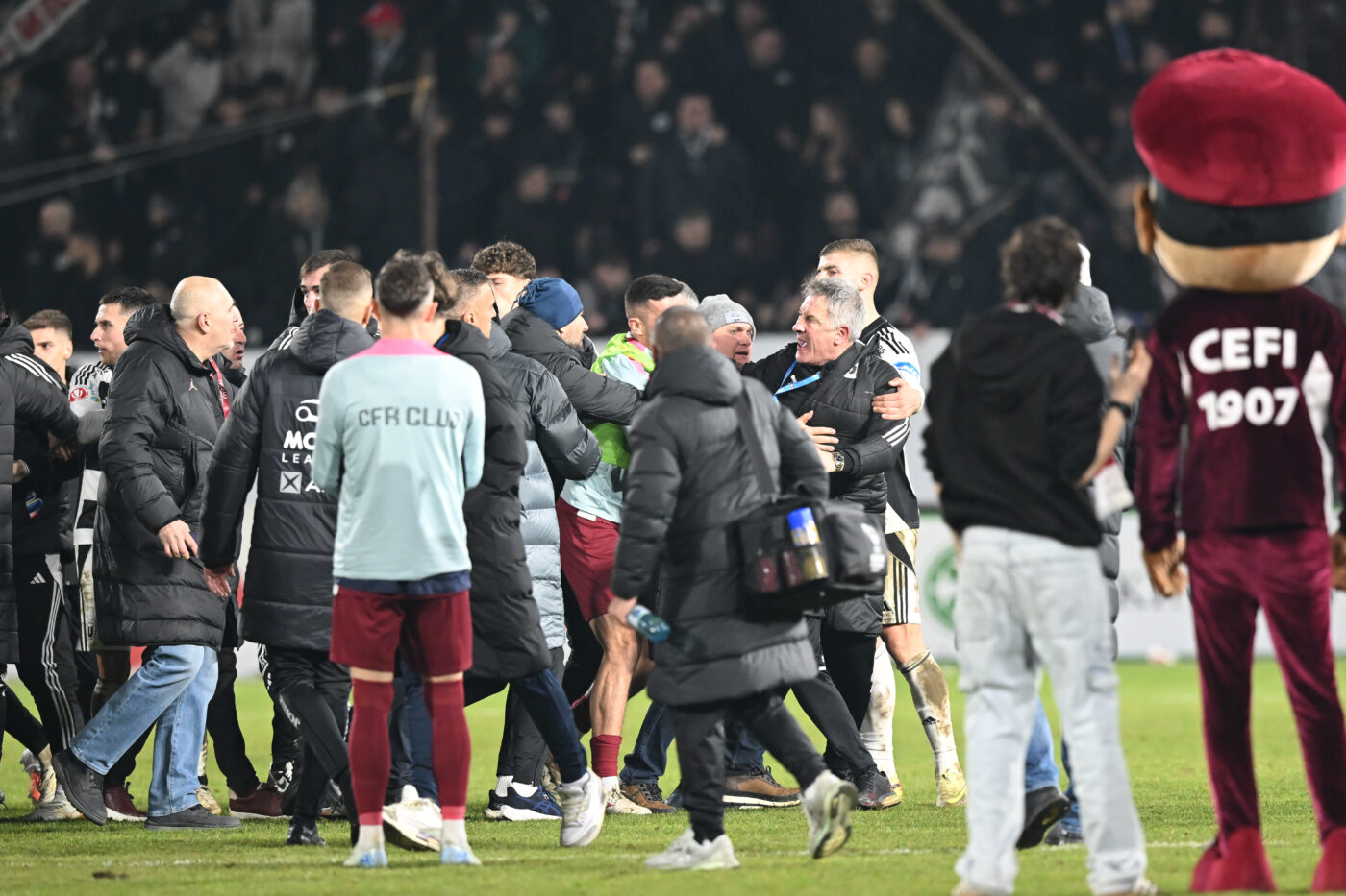 EXCLUSIV Gesturi scandaloase! Au apărut imaginile cu momentul în care Andrei Cordea îl provoacă pe Cristiano Bergodi, înainte de bătaia de la CFR Cluj – U Cluj