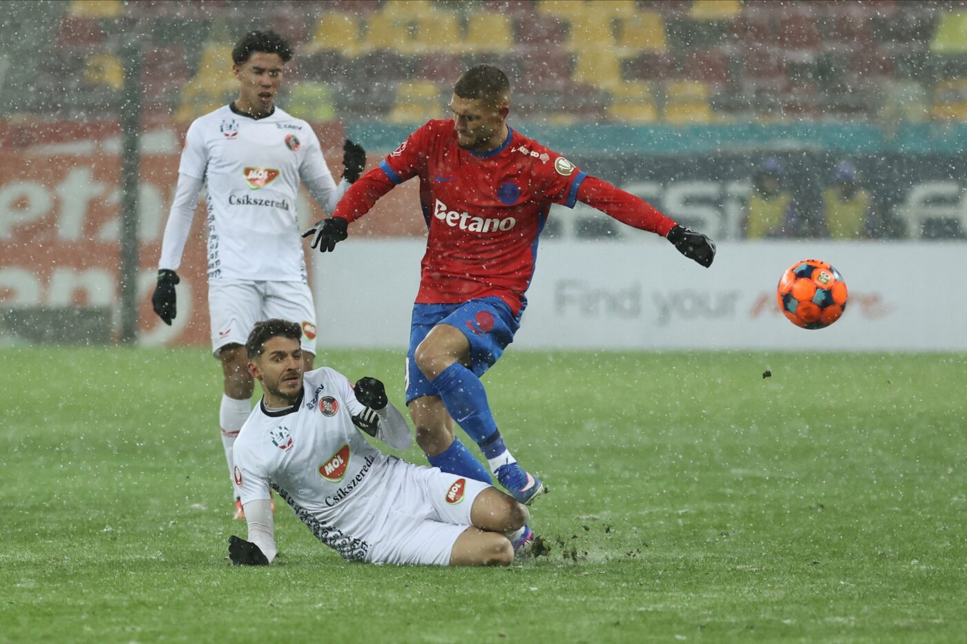 Gigi Becali n-a mai suportat și l-a dat afară din echipă pe atacantul de 10.000.000 de euro, la pauza meciului FCSB – Csikszereda!